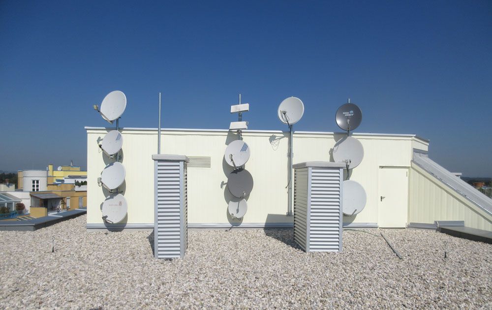 Flachdach mit Satellitenschüsseln